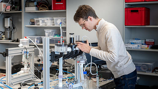 Kilian Mueller, Doktorand an der TUM School of Engineering and Design, prüft in einem Testlauf die Funktionalität einer 3D gedruckten Herzklappe in einem Mock-up Blutkreislauf-System, das die Blutzirkulation simuliert. Bild: Andreas Heddergott / TUM