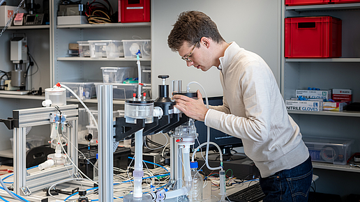 Kilian Mueller, a doctoral candidate at the TUM School of Engineering and Design, tests the functionality of a 3D printed heart valve in a mock-up blood circulation system. Image: Andreas Heddergott / TUM