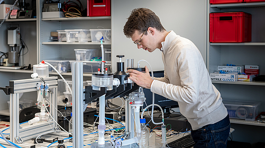 Kilian Mueller, a doctoral candidate at the TUM School of Engineering and Design, tests the functionality of a 3D printed heart valve in a mock-up blood circulation system. Image: Andreas Heddergott / TUM Kilian Mueller, a doctoral candidate at the TUM School of Engineering and Design, tests the functionality of a 3D printed heart valve in a mock-up blood circulation system. Image: Andreas Heddergott / TUM