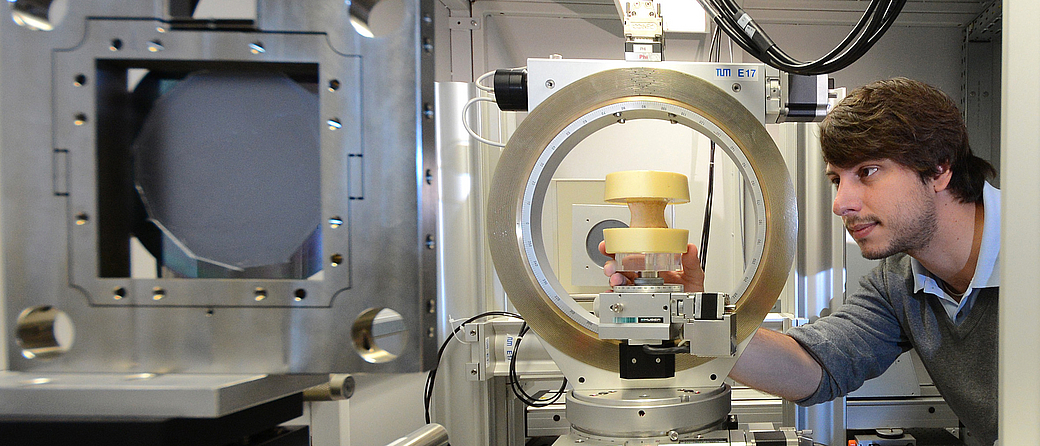 Student preparing an experiment at the Munich School of BioEngineering