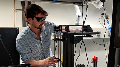 Jakob Lingg working on his laser scanning microscope to acquire dynamics with high spatiotemporal resolution deep in living tissue (Image: Jakob Lingg)