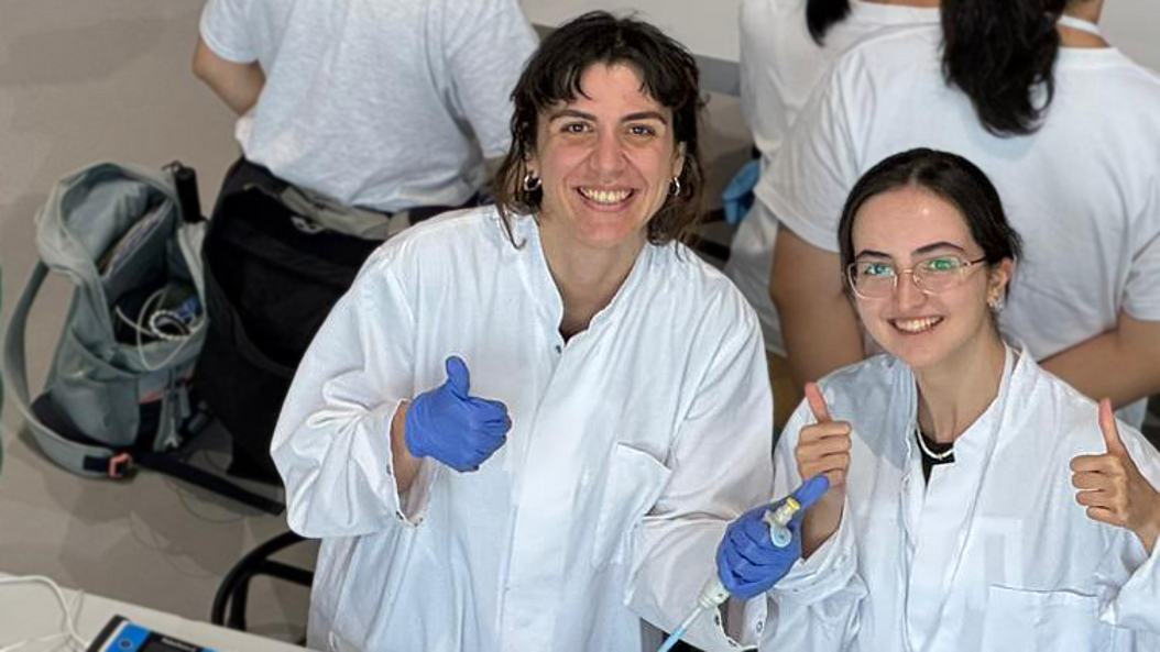 Students from team Munich Bioneers put their biosensor for acute kidney injury to the test at the international competition SensUs in August 2025. Image: Bernhard Gleich / TUM