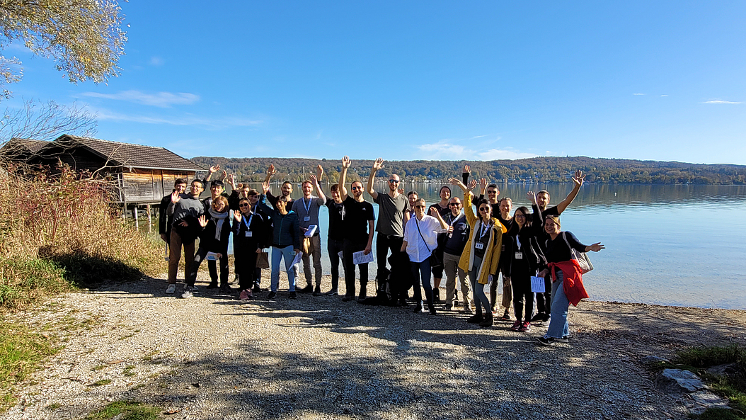 Participants during a hike at lake Ammersee.  Image: Carolin Lerch / TUM