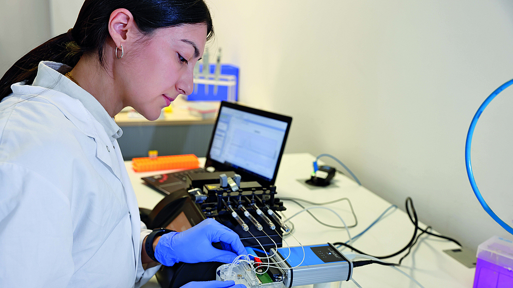 Dr. H. Ceren Ates bei der Arbeit an einem Biosensor.